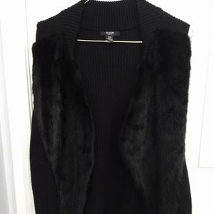 𝅺ALFANI black sweater vest. Faux fur on front. Size pm